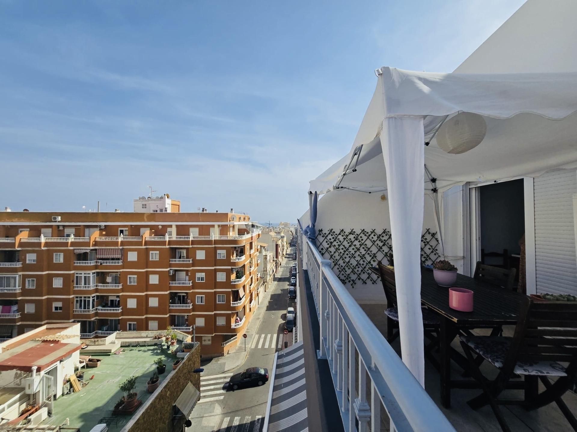 Terrasse von Wohnung zum Verkauf in Torrevieja mit Klimaanlage, Privatgarten und Gemeinschaftspool