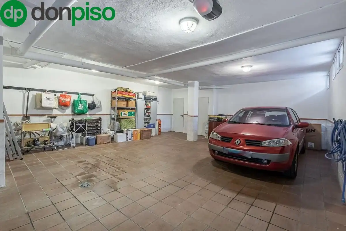 Parking de Casa adosada en venta en Granada con Calefacción, Jardín privado y Terraza