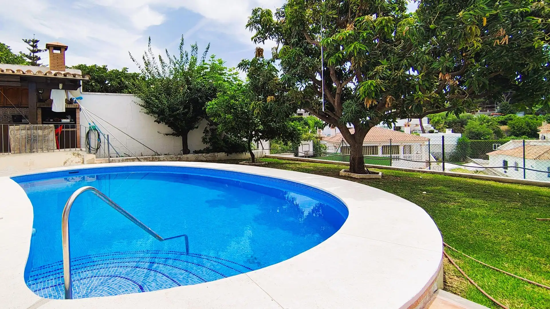 Piscina de Apartamento de alquiler en Marbella con Aire acondicionado, Jardín privado y Terraza