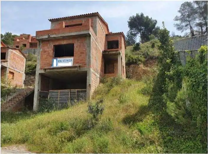Casa amb terrassa en venda a Carrer dels Pins (urb els Rosers)