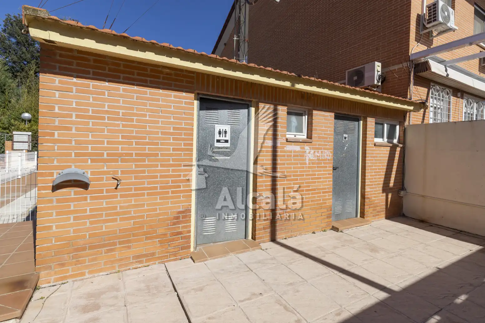 Außenansicht von Einfamilien-Reihenhaus zum Verkauf in Alcalá de Henares mit Heizung, Parkett und Schwimmbad
