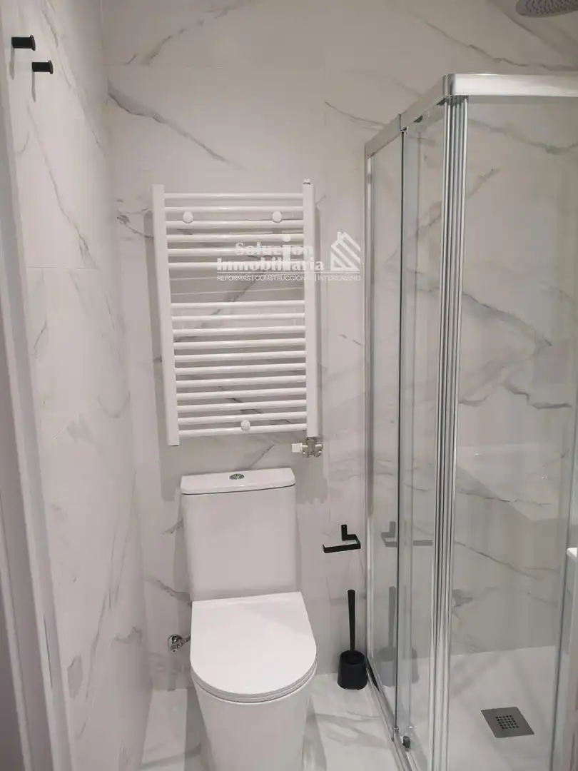 Bathroom of Flat for rent in Salamanca  with Heating, Terrace and Furnished