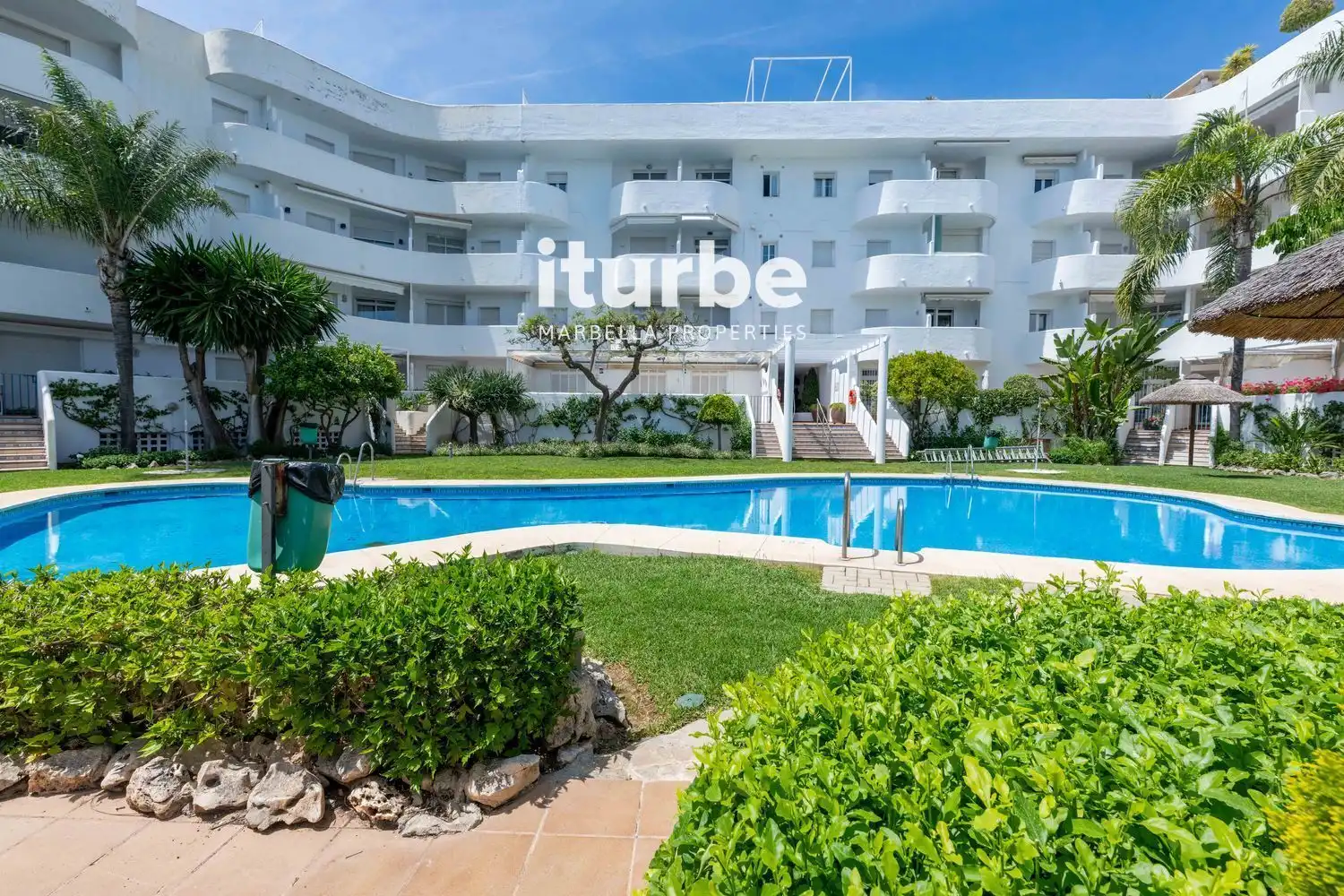 Außenansicht von Maisonette zum Verkauf in Marbella mit Klimaanlage, Terrasse und Abstellraum