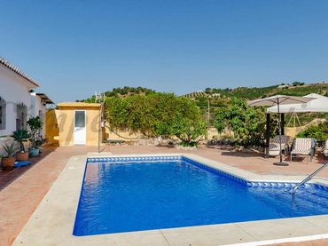 Country house with pool for sale in Diseminado Almayate Alto