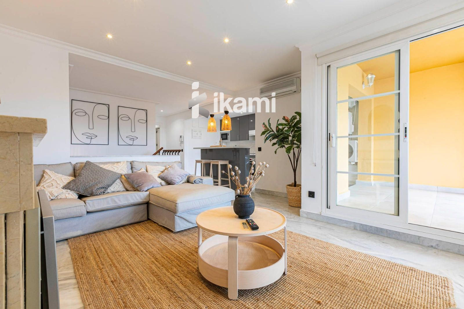 Vista exterior de Dúplex en venda en Marbella amb Aire condicionat, Terrassa i Piscina