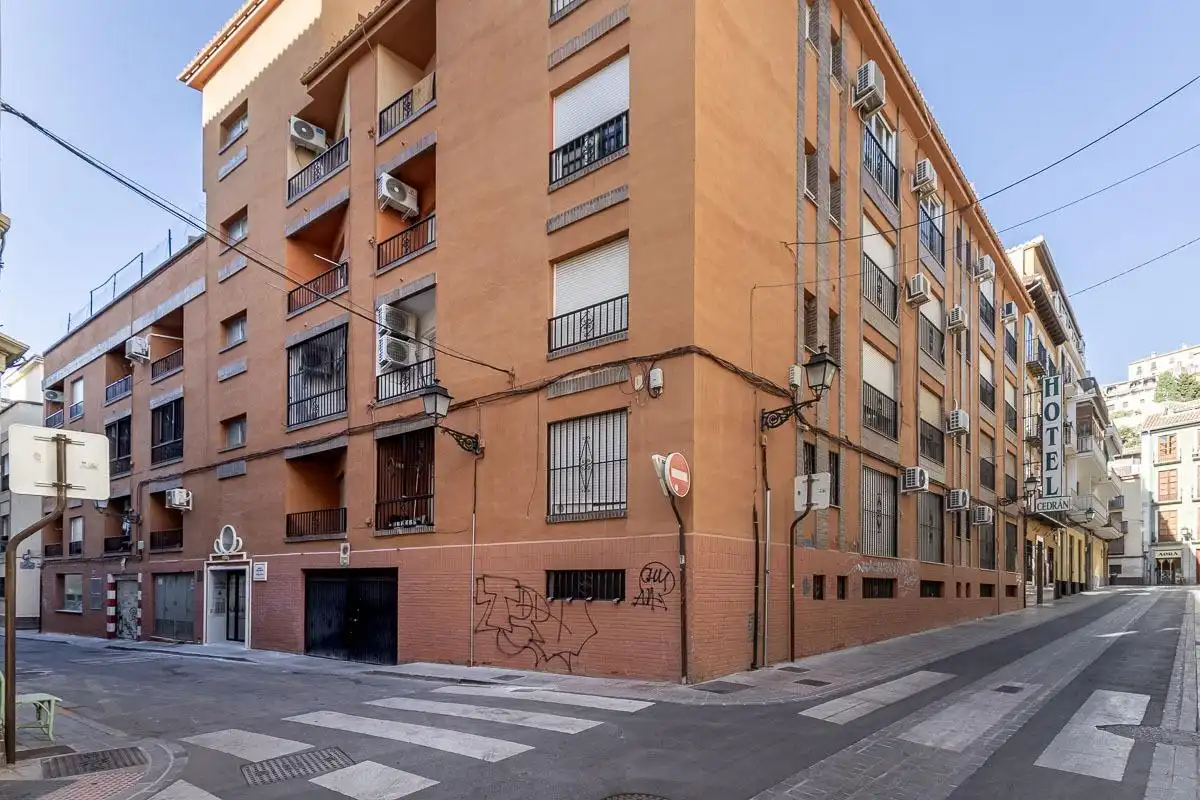 Vista exterior de Pis en venda en Granada amb Balcó