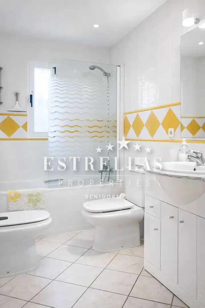 Habitación de Casa o chalet en venta en La Nucia con Aire acondicionado, Calefacción y Jardín privado