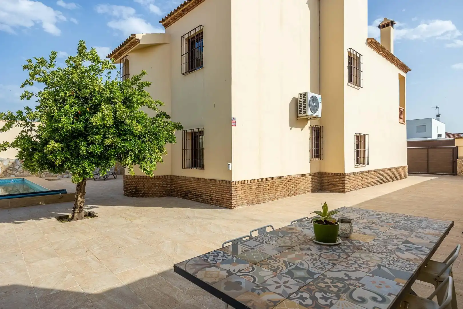 Vista exterior de Casa o chalet en venta en Montequinto con Aire acondicionado, Jardín privado y Terraza