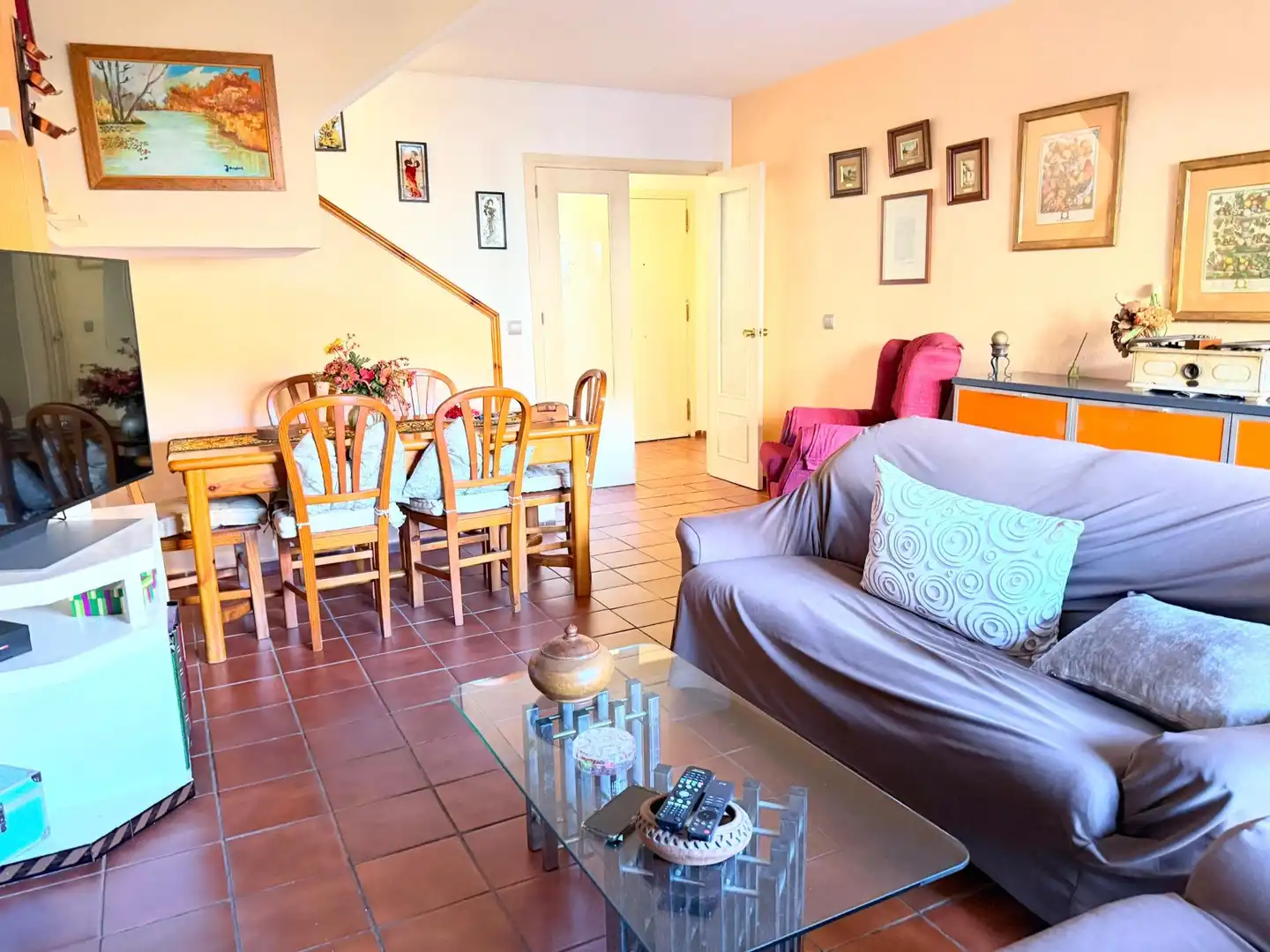 Sala de estar de Casa adosada en venta en Sevilla con Aire acondicionado, Calefacción y Jardín privado