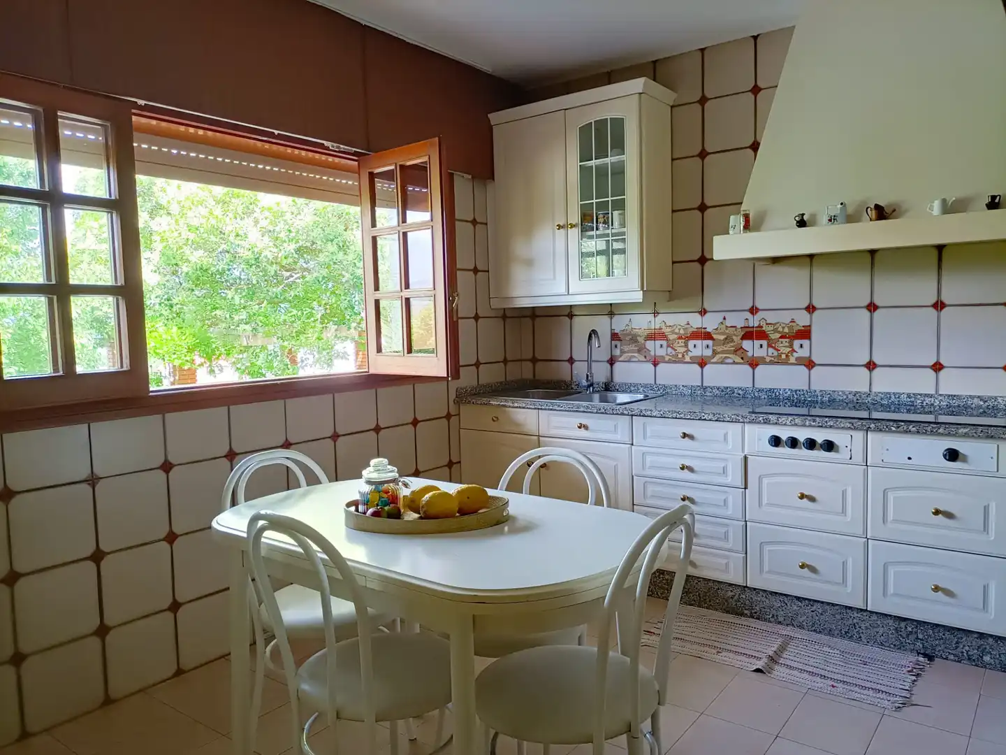 Cocina de Casa o chalet de alquiler en A Guarda   con Calefacción, Jardín privado y Parquet