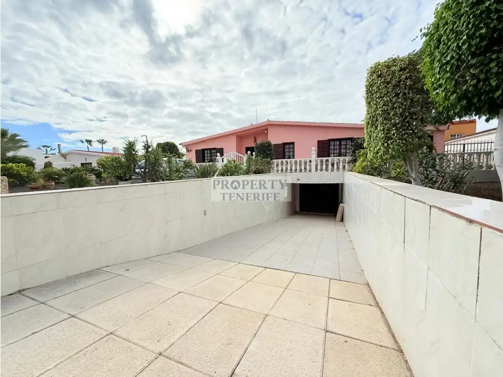Vista exterior de Casa o xalet en venda en Arona amb Terrassa, Piscina i Moblat