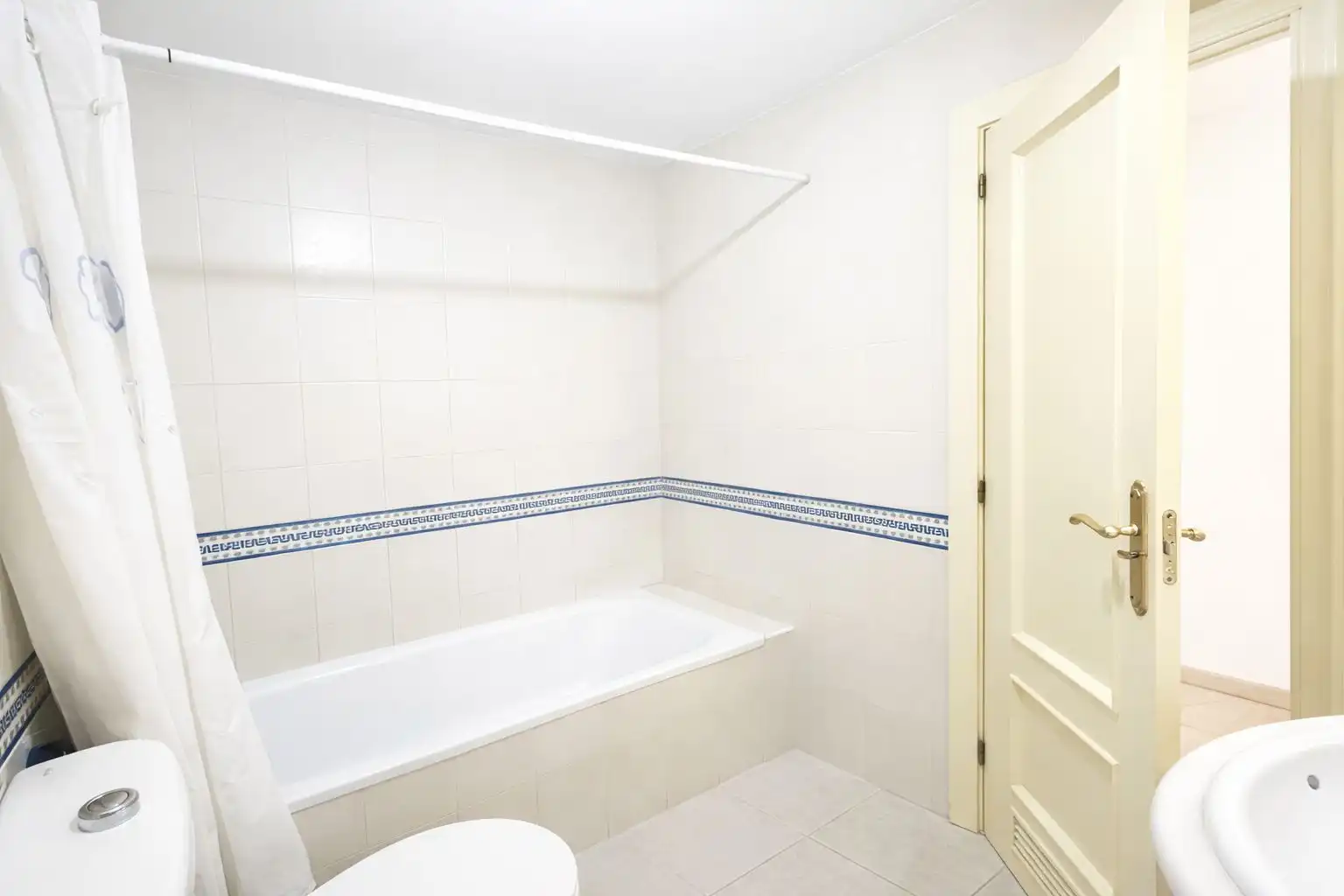 Baño de Piso en venta en Nerja con Amueblado y Balcón