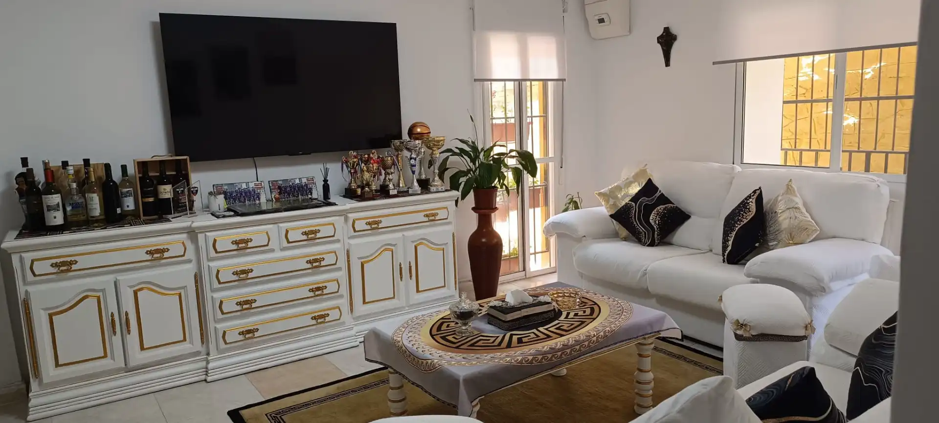 Living room of Flat for sale in Marbella  with Terrace, Oven and Washing machine