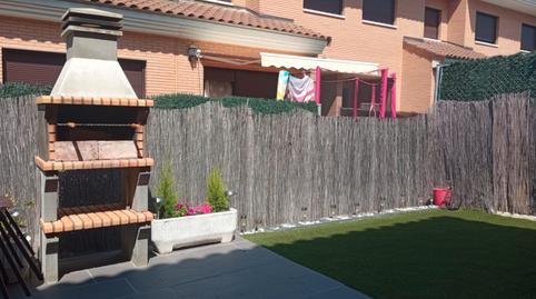 Foto 2 de Casa adosada en venta en Calle Sierra de Paramera, Aldeamayor de San Martín, Valladolid