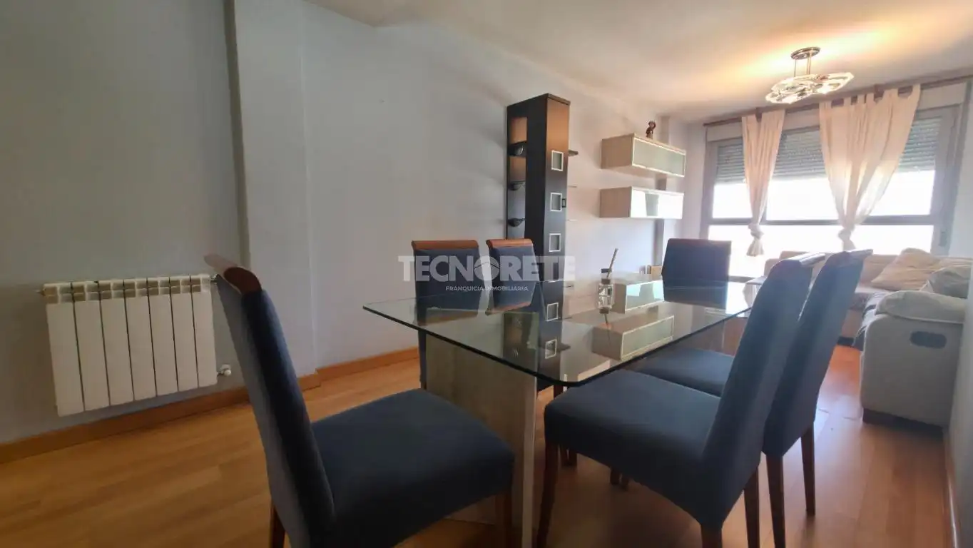 Comedor de Piso en venta en Guadalajara con Parquet y Piscina comunitaria