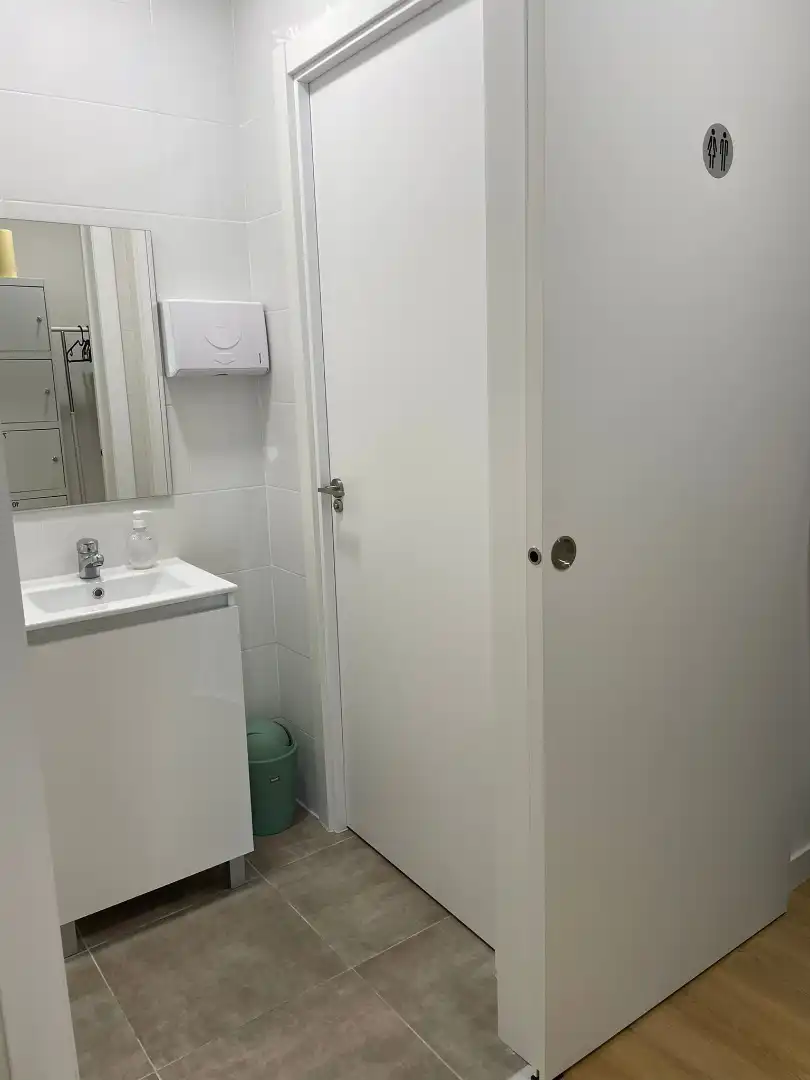 Bathroom of Commercial properties for sale in Alcorcón  with Air Conditioner and Alarm