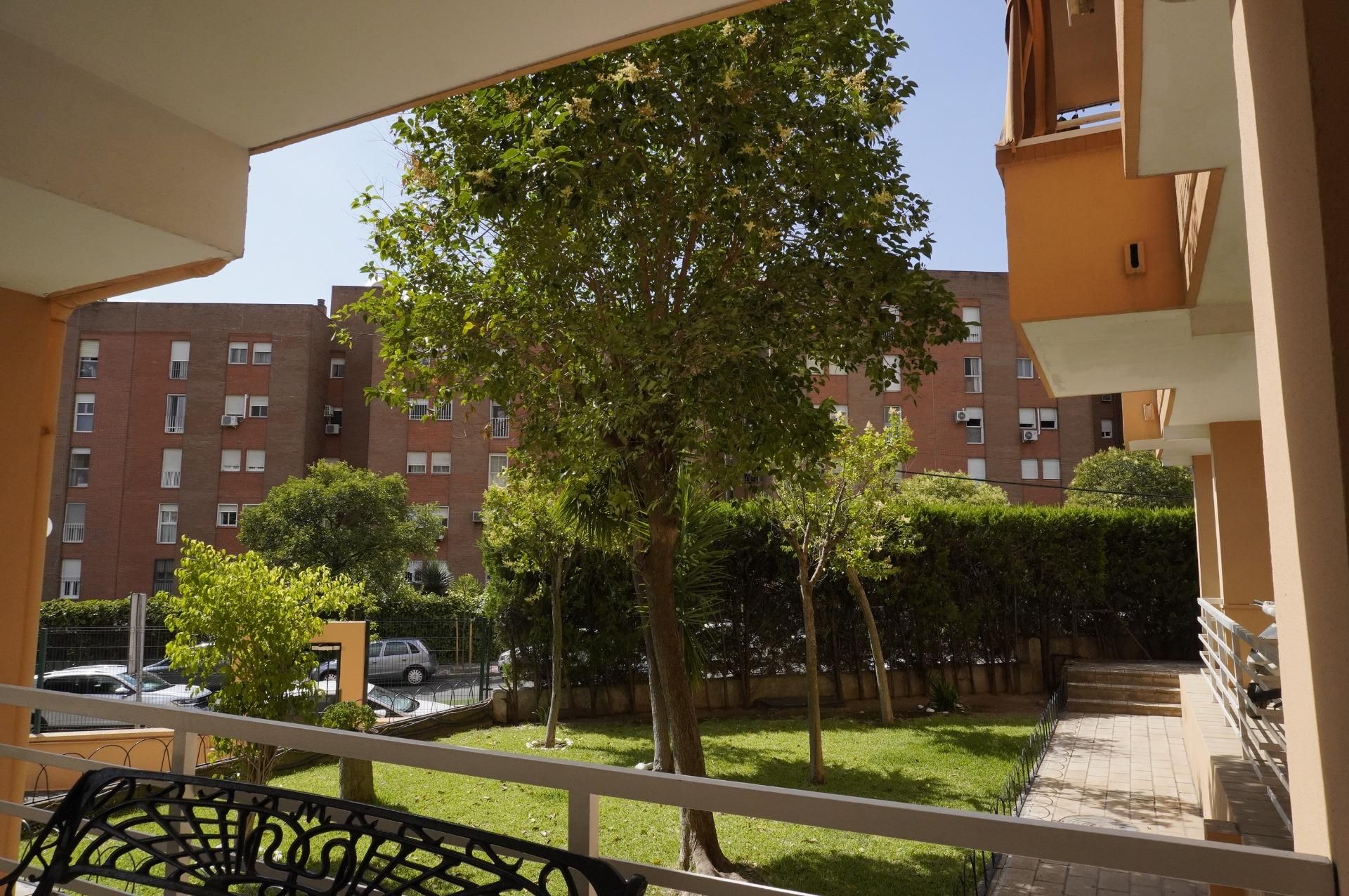 Vista exterior de Pis en venda en Tomares amb Aire condicionat, Jardí privat i Terrassa