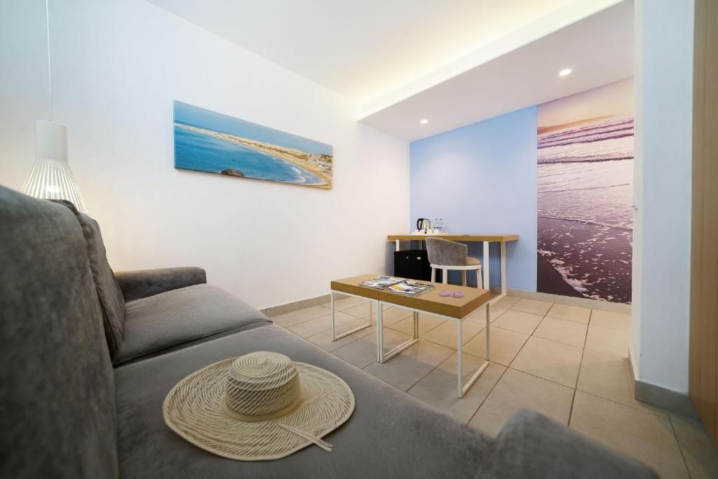 Living room of Apartment for sale in San Bartolomé de Tirajana  with Terrace, Furnished and Community pool