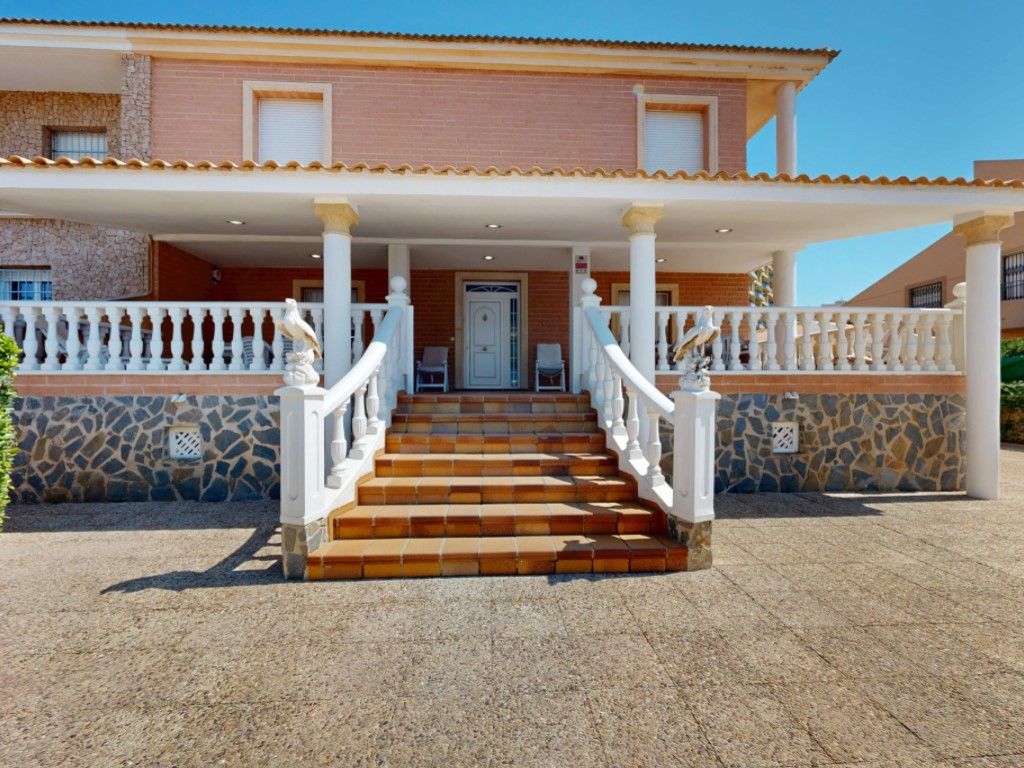 Vista exterior de Casa o xalet en venda en La Manga del Mar Menor