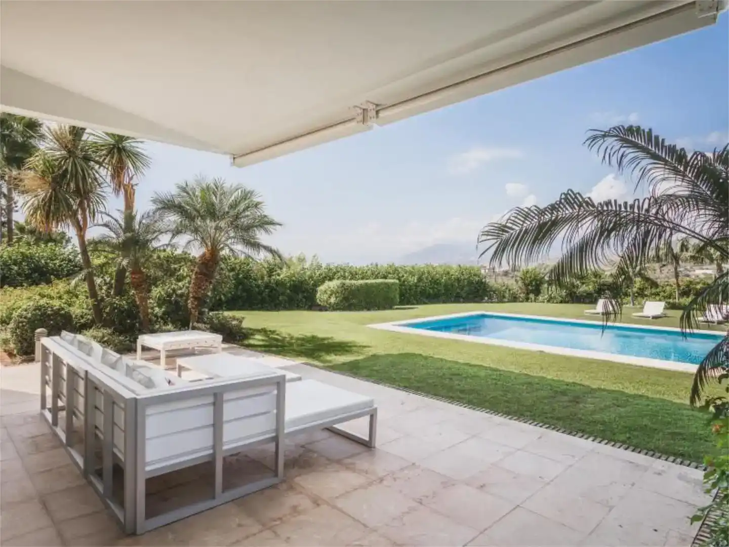 Terrassa de Casa o xalet en venda en Marbella amb Aire condicionat, Piscina i Balcó