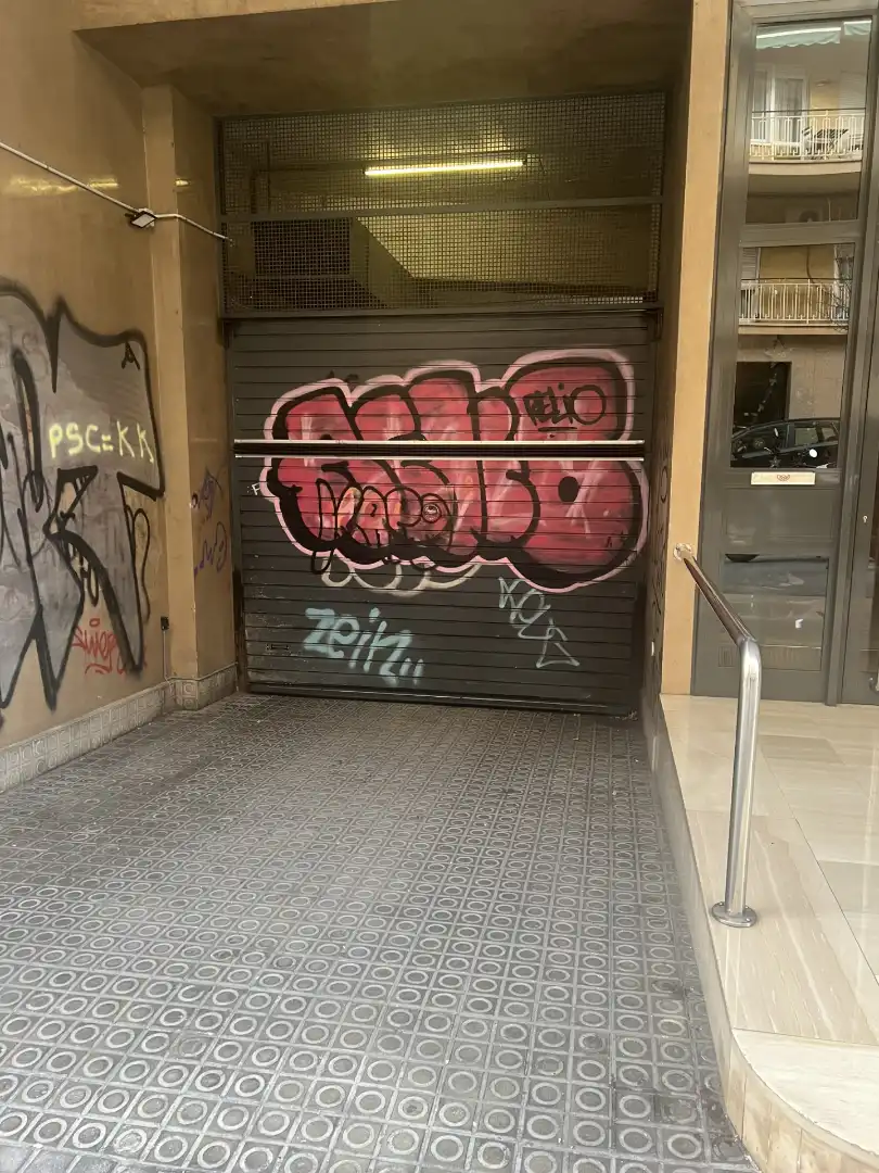 Vista exterior de Garatge en venda en Barcelona