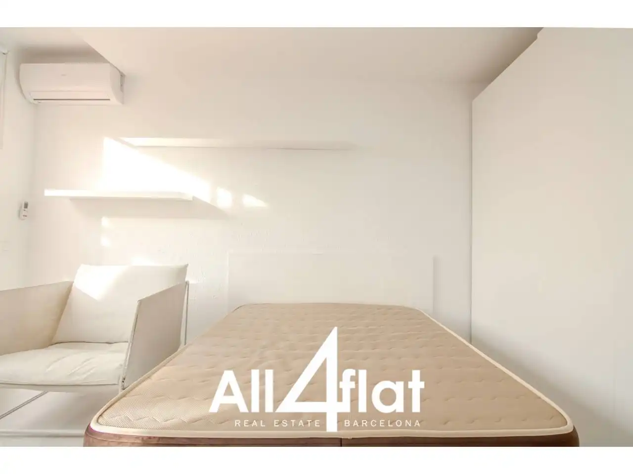 Schlafzimmer von Dachboden zur Miete in Barcelona mit Klimaanlage, Heizung und Parkett