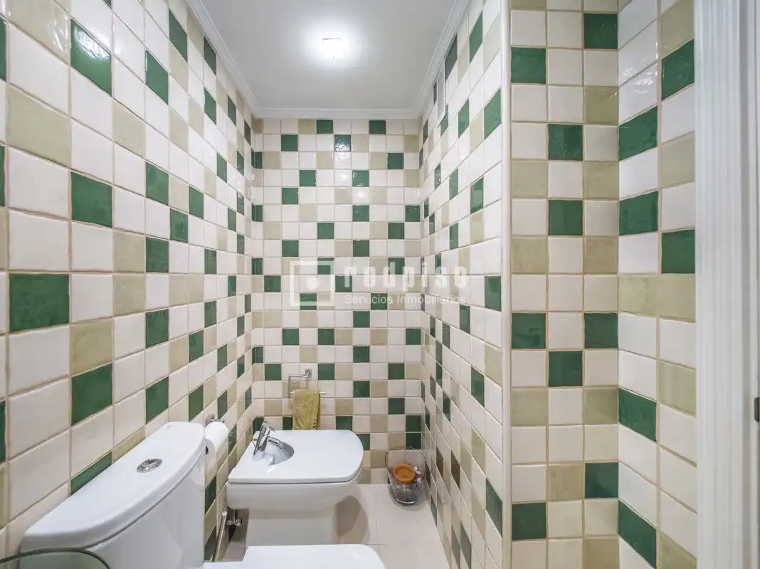 Baño de Piso en venta en Alcorcón con Calefacción, Jardín privado y Trastero