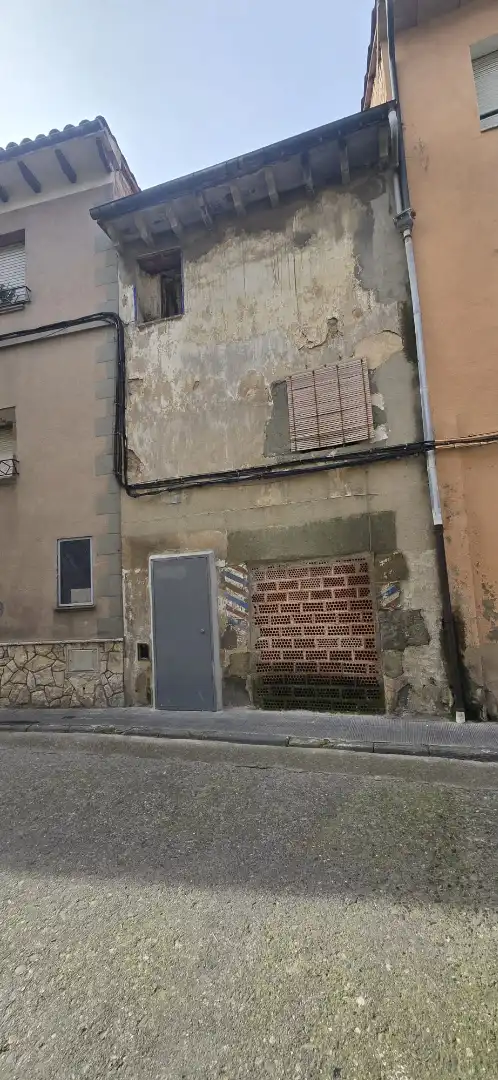 Außenansicht von Einfamilien-Reihenhaus zum Verkauf in Manlleu mit Privatgarten, Terrasse und Abstellraum
