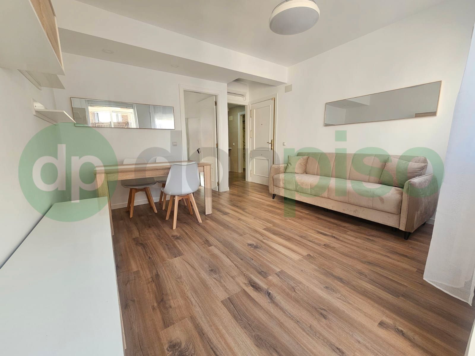 Living room of Flat to rent in  Madrid Capital  with Air Conditioner, Heating and Parquet flooring