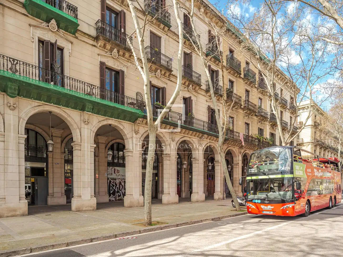 Außenansicht von Wohnung zum Verkauf in Barcelona mit Klimaanlage, Heizung und Parkett