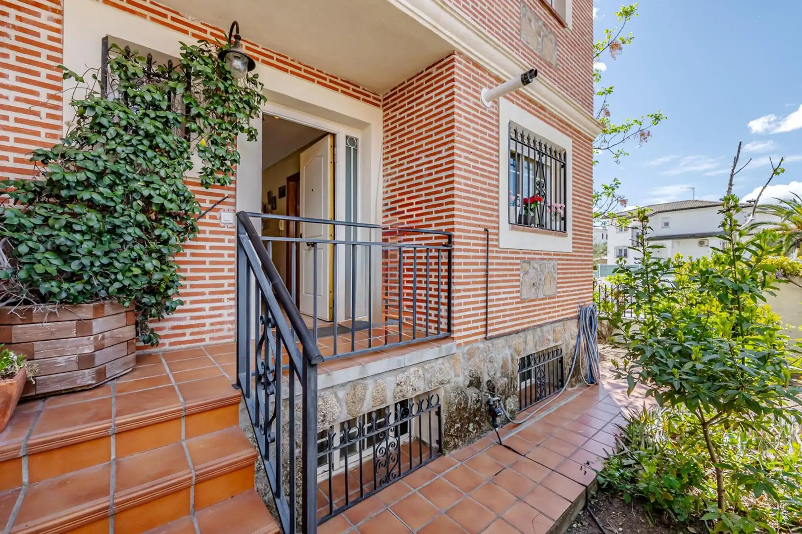 Außenansicht von Einfamilien-Reihenhaus zum Verkauf in Sevilla la Nueva mit Klimaanlage, Heizung und Privatgarten