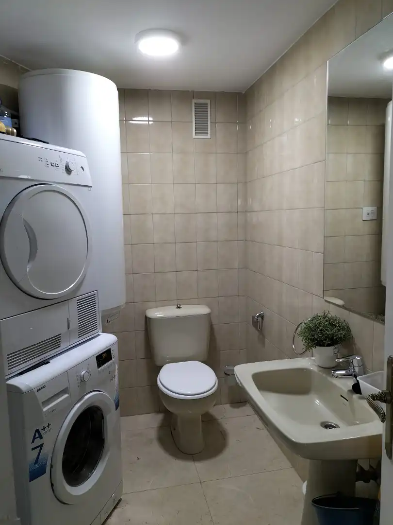 Bathroom of Flat for share in Madrid  with Air Conditioner, Heating and Furnished