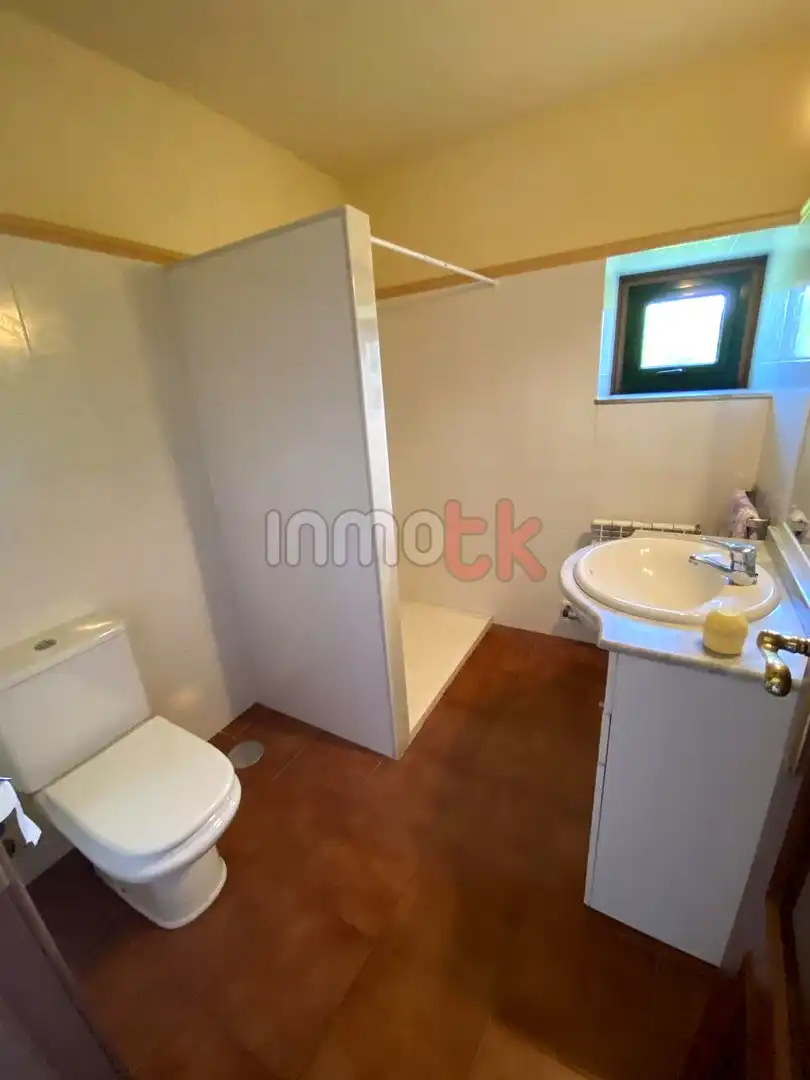 Baño de Casa o chalet en venta en Oleiros con Calefacción, Jardín privado y Alarma