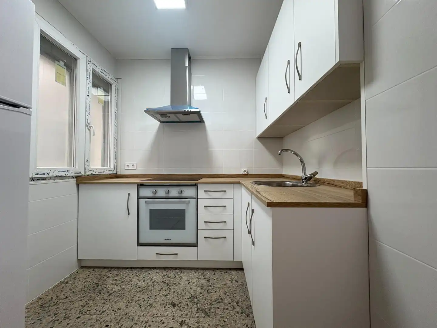 Cuina de Pis en venda en Oviedo  amb Calefacció, Terrassa i Balcó