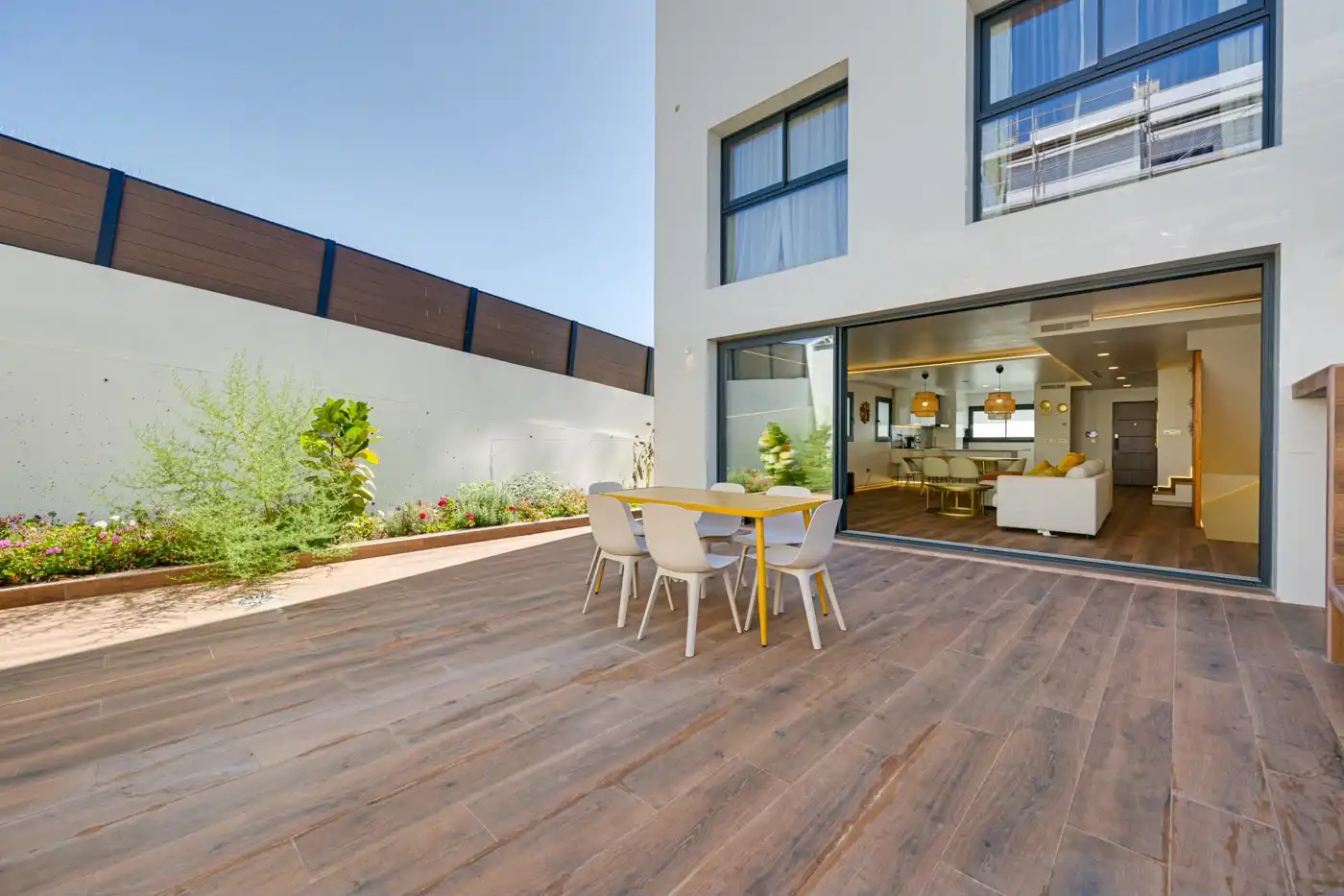 Casa bifamiliare con giardino in vendita a Carrer Margarita Xirgu, imagen 2