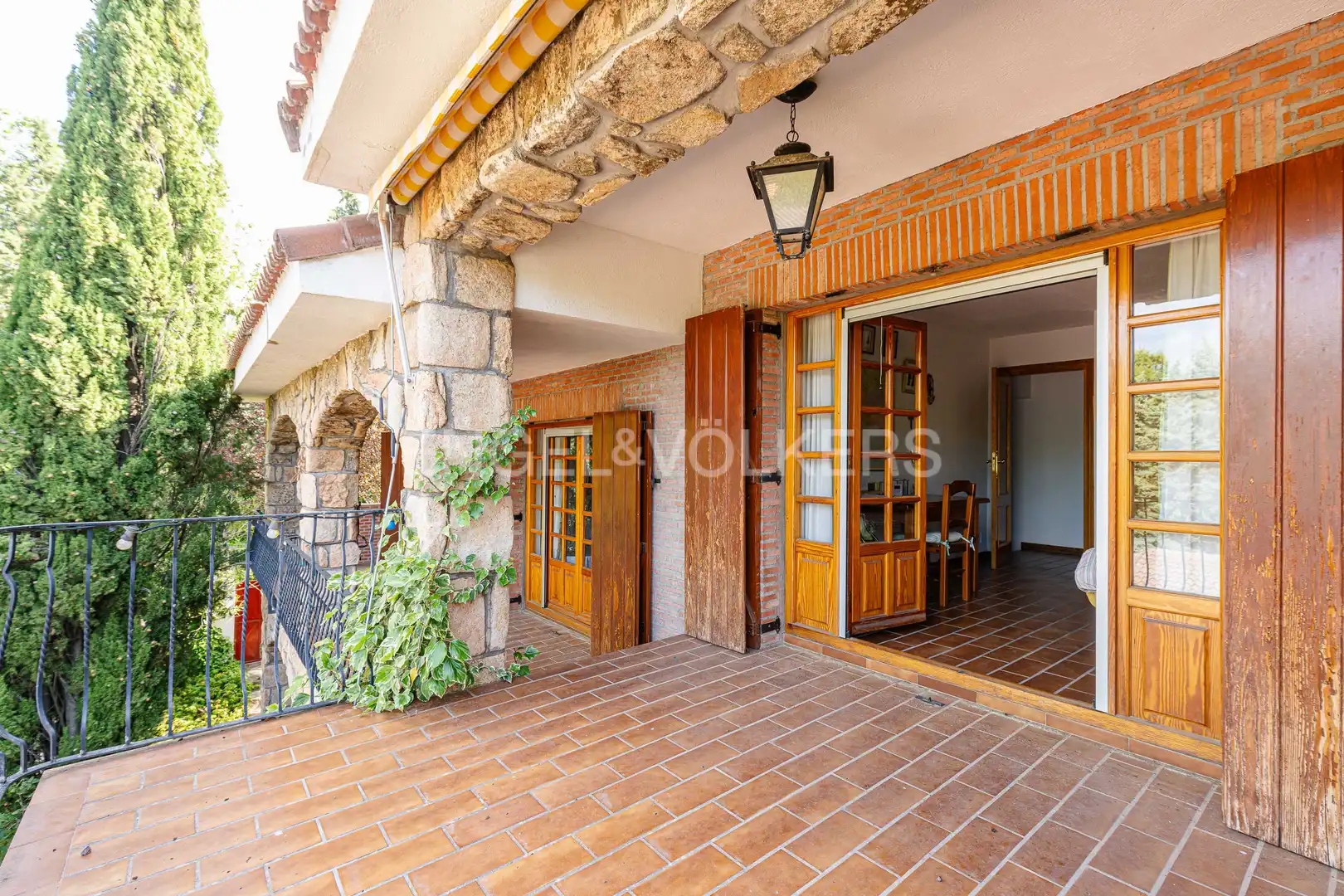 Vista exterior de Casa o xalet en venda en Becerril de la Sierra amb Calefacció, Jardí privat i Piscina