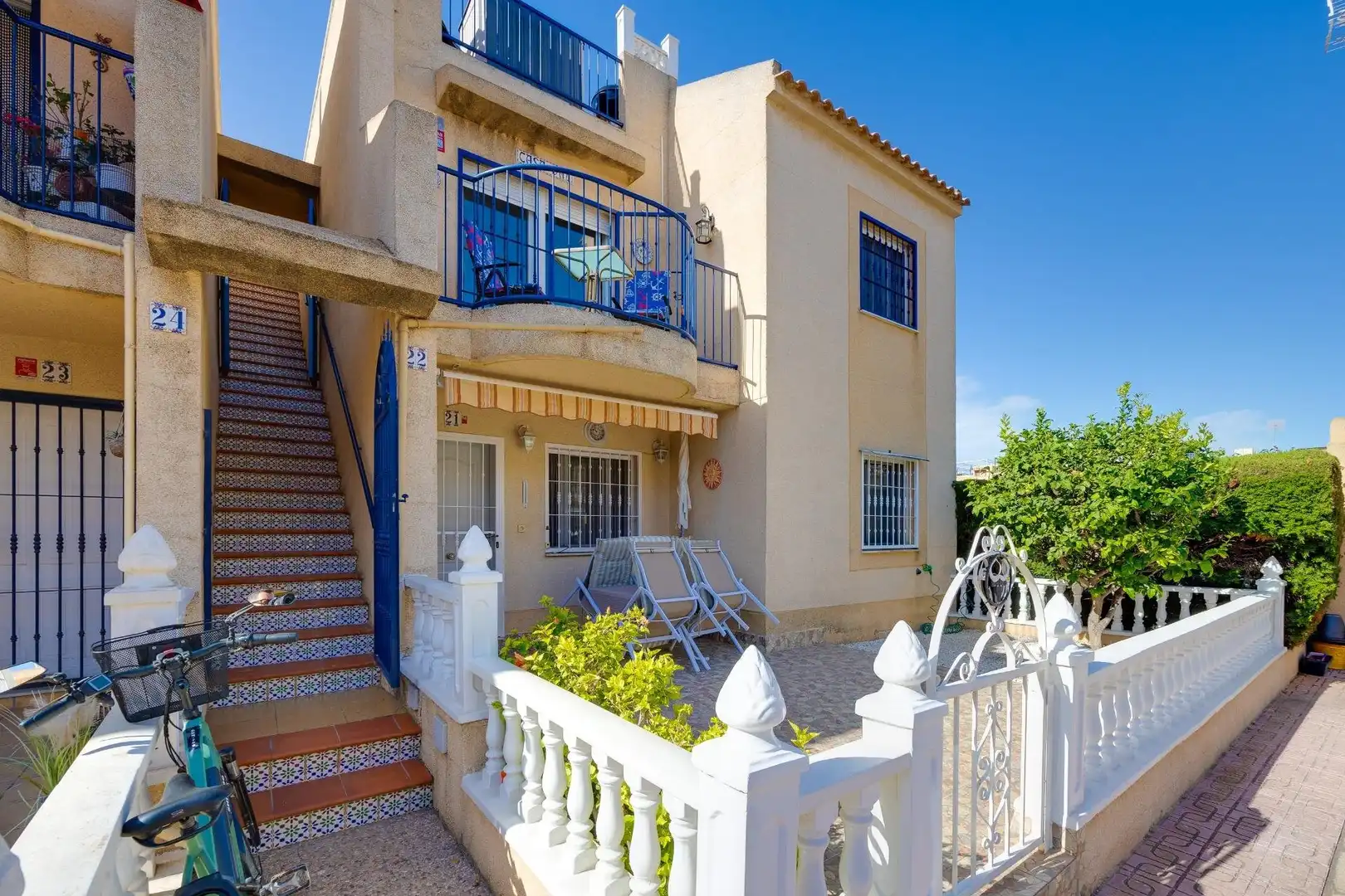 Vista exterior de Casa o xalet en venda en Torrevieja amb Aire condicionat, Piscina i Moblat