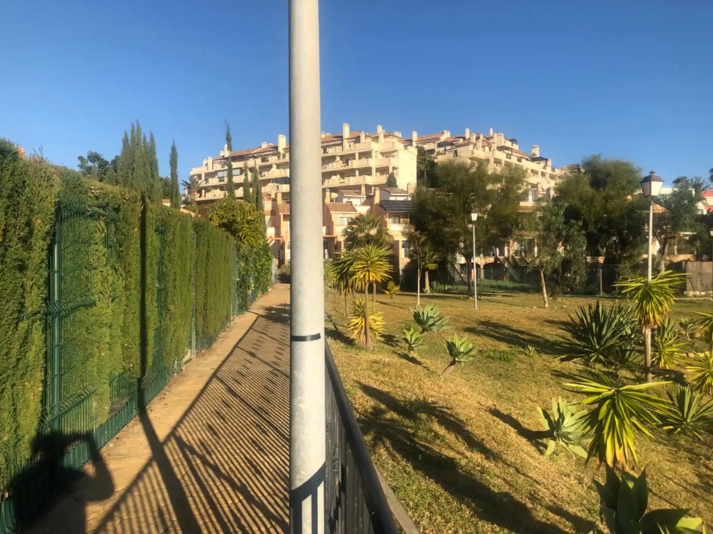Vista exterior de Casa adosada en venta en Mijas con Aire acondicionado, Calefacción y Jardín privado