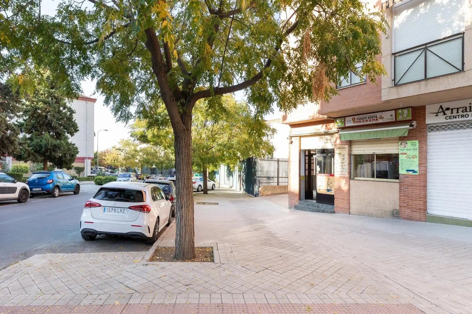 Vista exterior de Local en venta en Granada
