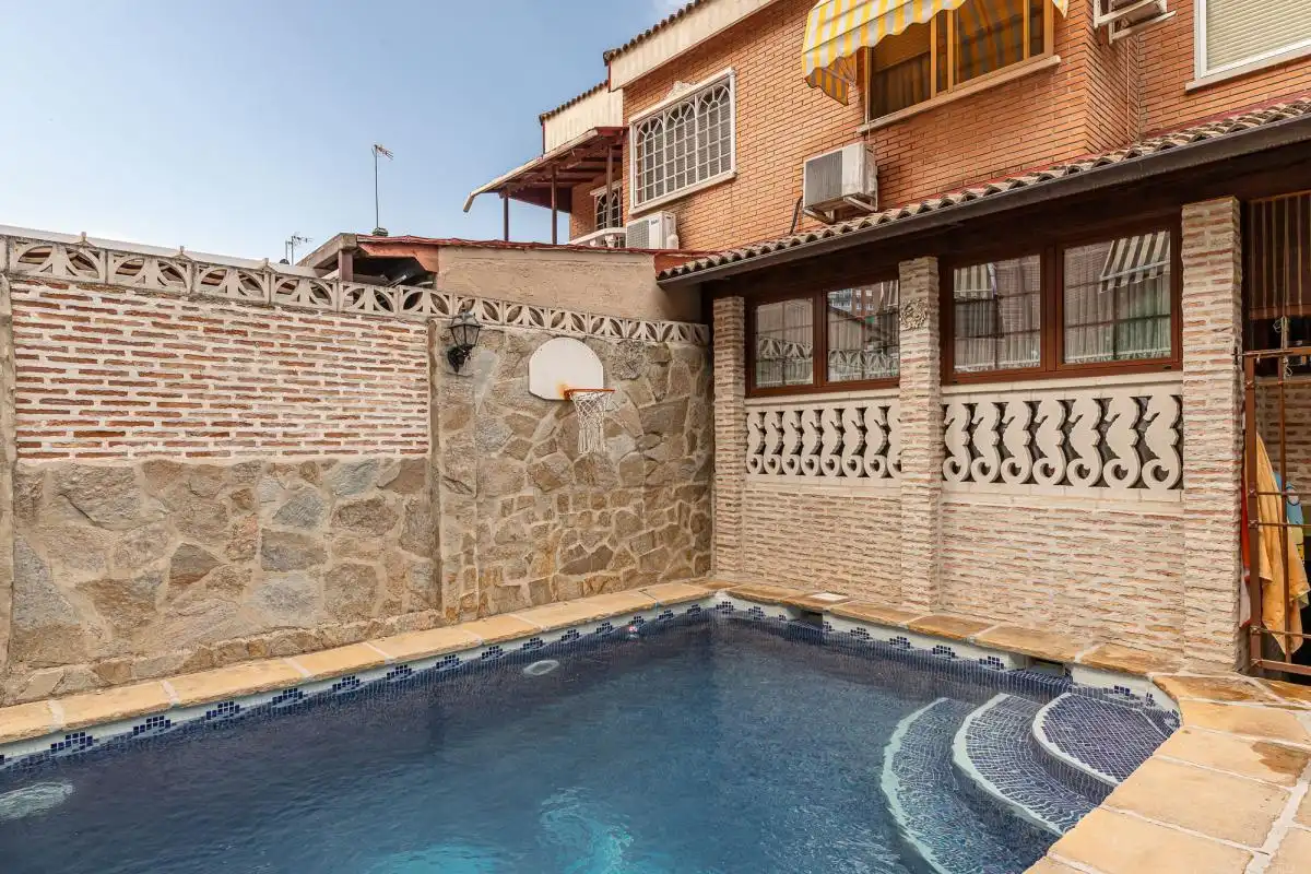 Piscina de Casa adosada en venda en Alcalá de Henares amb Aire condicionat, Calefacció i Jardí privat