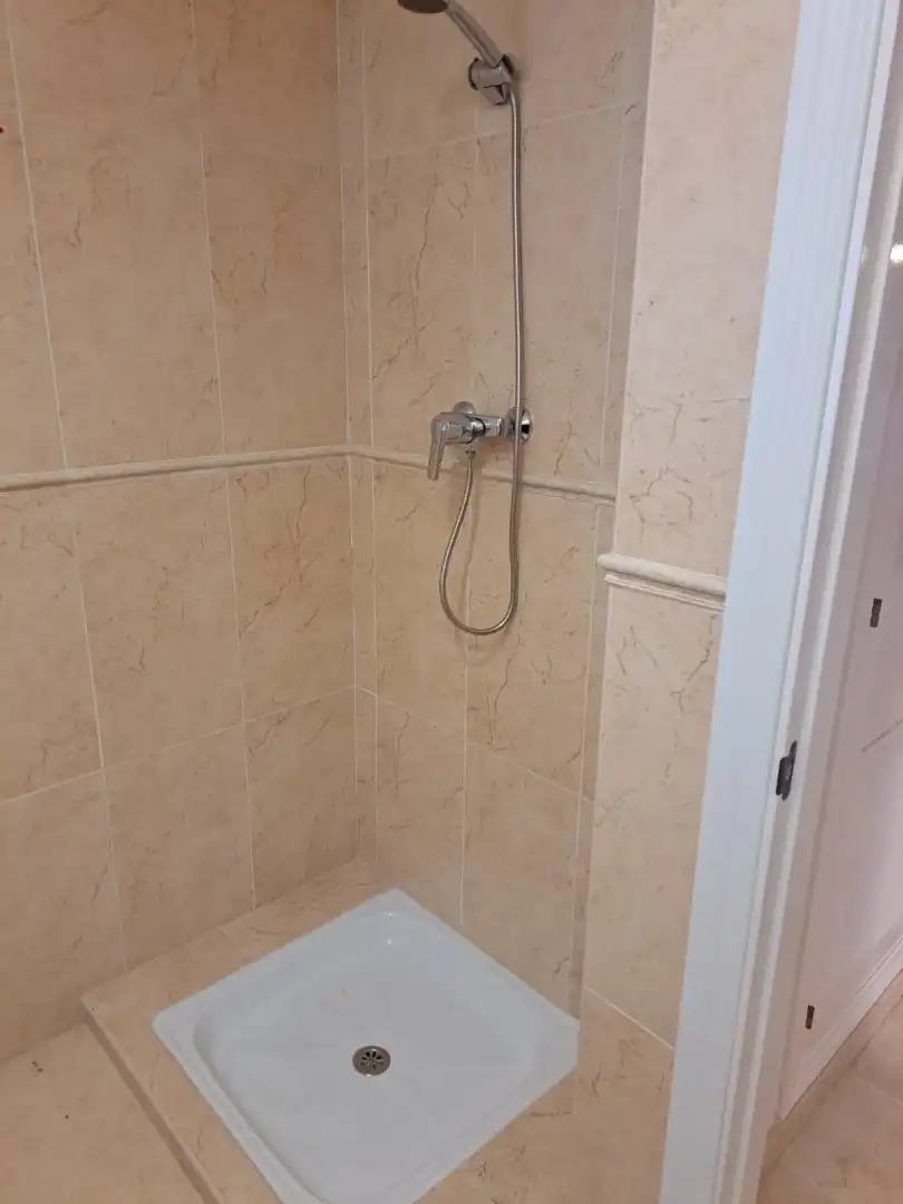 Badezimmer von Einfamilien-Reihenhaus zum Verkauf in Manilva mit Privatgarten und Gemeinschaftspool