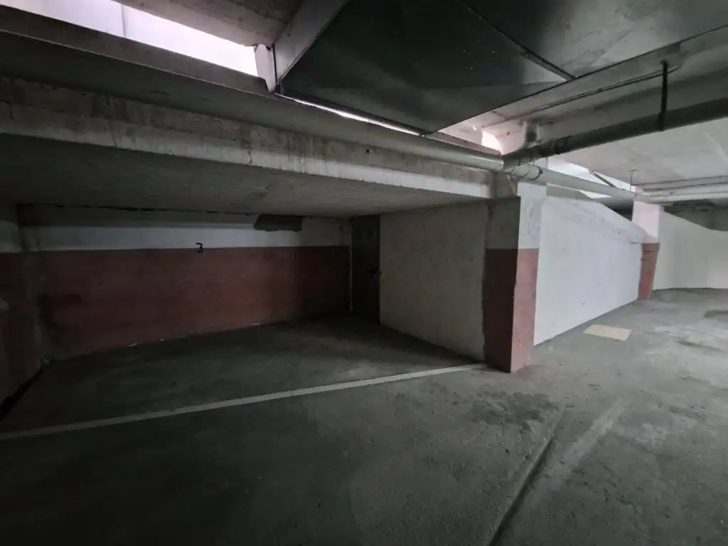 Parkplatz von Garage zum Verkauf in Boiro
