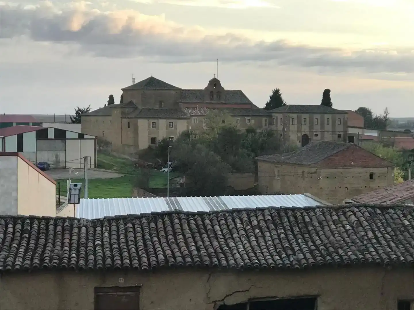 Vista exterior de Finca rústica en venda en Grajal de Campos amb Jardí privat