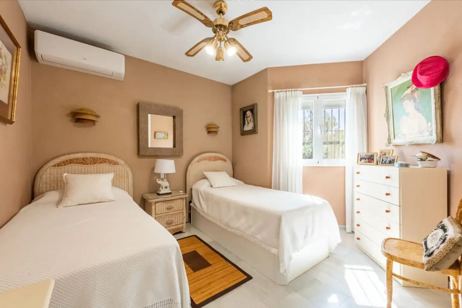 Habitación de Casa adosada en venta en Estepona con Aire acondicionado, Terraza y Amueblado