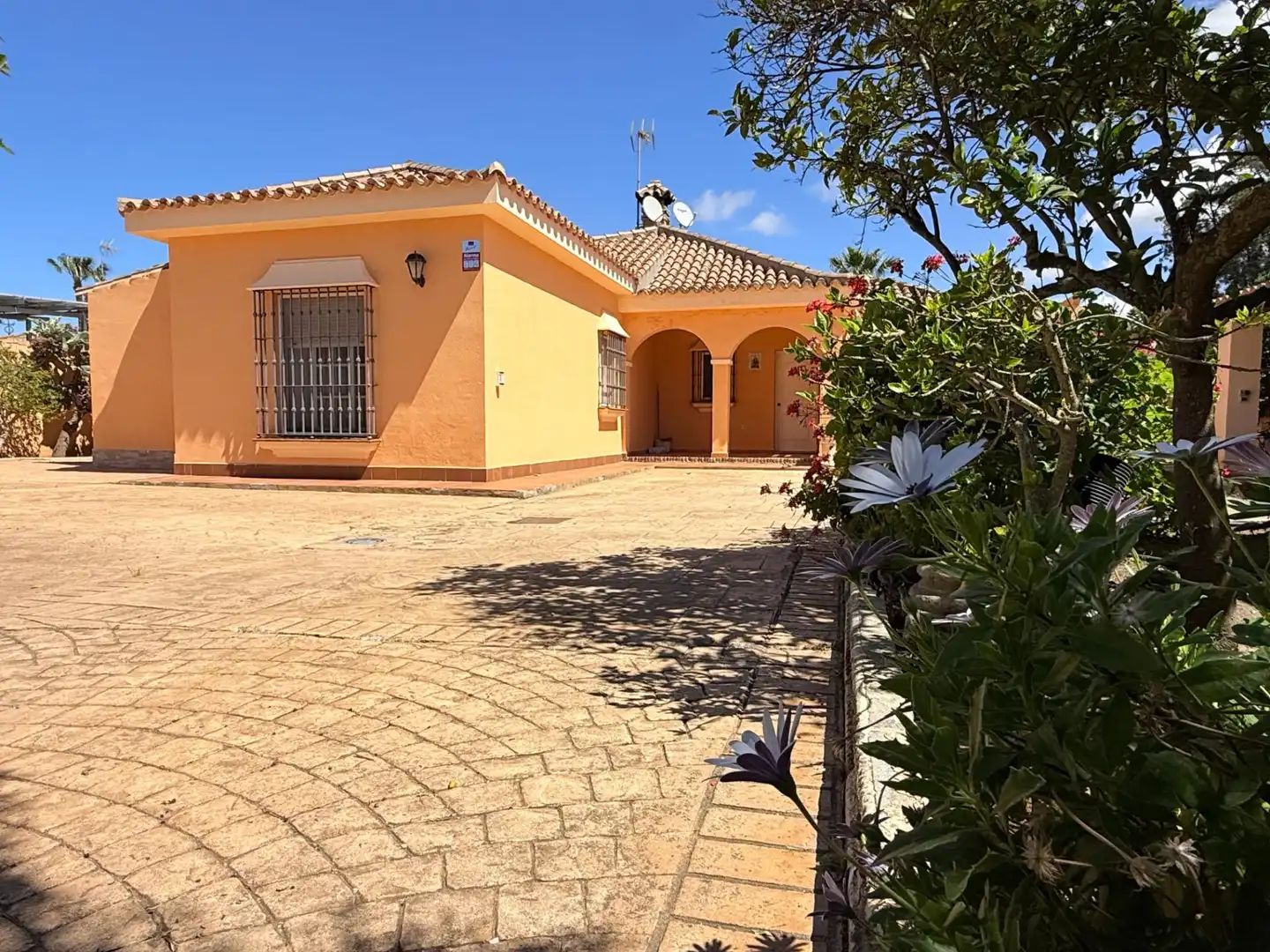 Vista exterior de Casa o xalet en venda en Chiclana de la Frontera