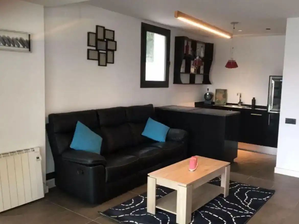 Sala d'estar de Estudi de lloguer en Castelldefels amb Jardí privat, Piscina i Moblat