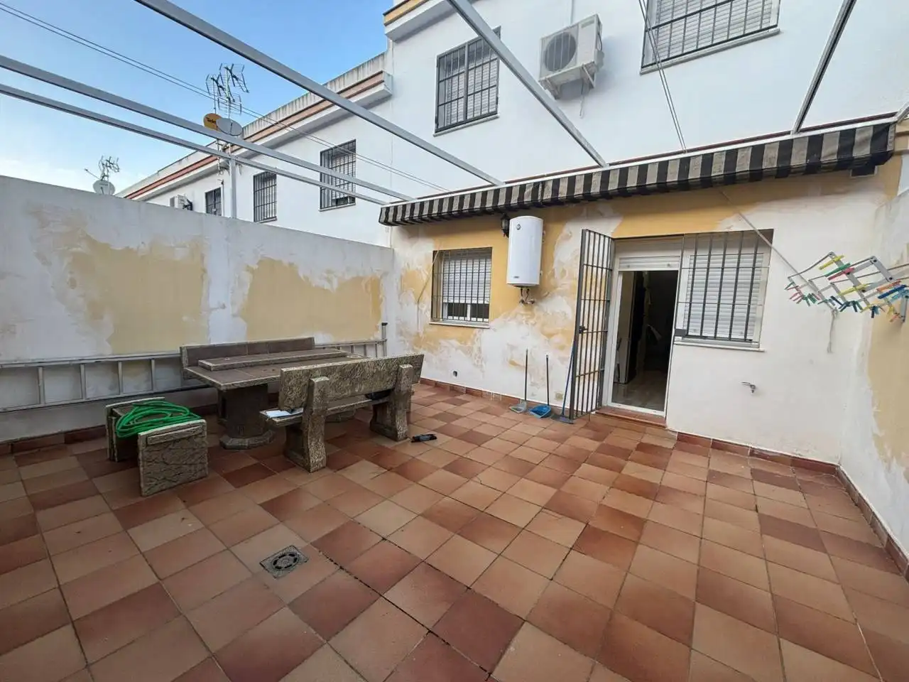 Vista exterior de Casa adosada en venta en Dos Hermanas con Aire acondicionado, Calefacción y Jardín privado