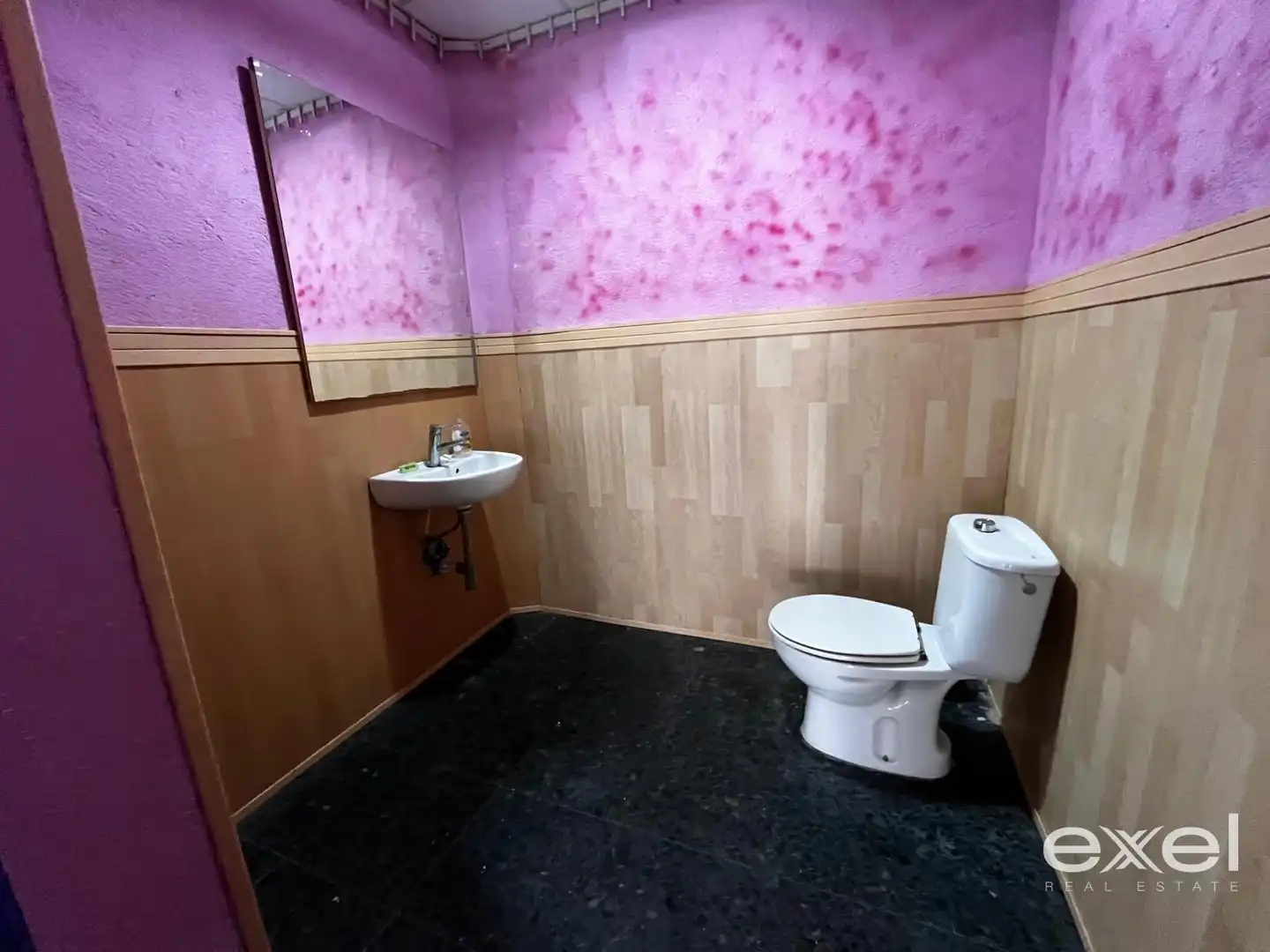 Baño de Local en venta en Cornellà de Llobregat