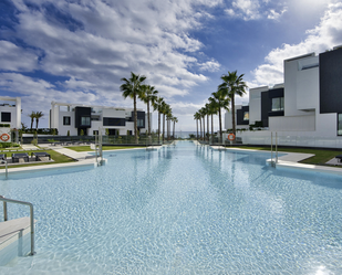 Piscina de Casa adosada de lloguer en Estepona amb Aire condicionat, Jardí privat i Terrassa