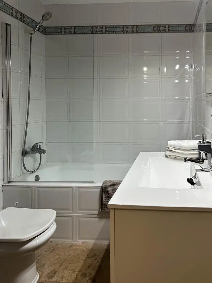 Badezimmer von Wohnung zur Miete in Vilanova i la Geltrú mit Klimaanlage, Möbliert und Balkon